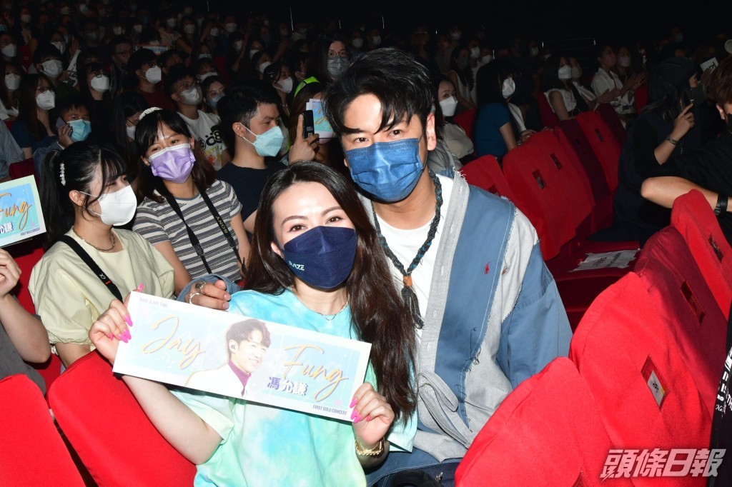 JW和許廷鏗台下睇騷。